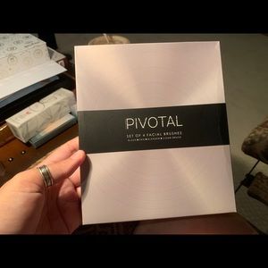 Pivotal Facial Brushes
